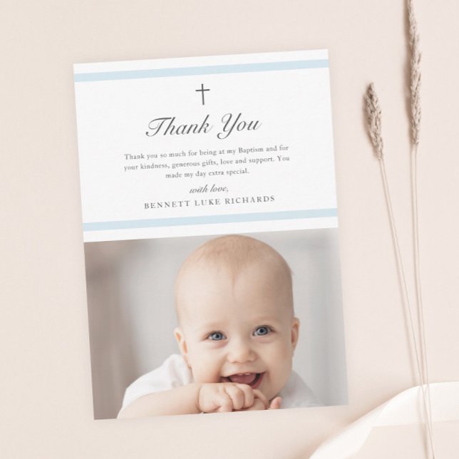 モダンなエレガンス 男の子の洗礼 (Modern boys photo baptism thank you card with light blue bars and script type.)