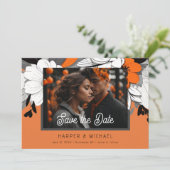 モダンなオレンジの花のウェディングフォトセーブザデート 招待状 (スタンド正面)