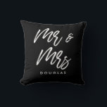 モダンなオーダーメイドのミスター＆ミセス クッション<br><div class="desc">ミスター＆ミセスのカップル枕。お二人の名前とお好きな色でカスタマイズできます。</div>