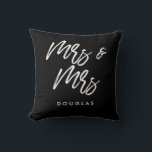 モダンなカスタムのMrs.とMrs.のレズビアンカップル クッション<br><div class="desc">Mrs.とMrs.のカップルピロー、自分たちの名前と好きな色でカスタマイズできます。</div>