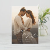 モダンなカリグラフィーのおしゃれな写真ウェディング セーブザデート (スタンド正面)