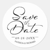 モダンなカリグラフィーの結婚式の日程お知らせ ラウンドシール (正面)