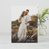 モダンなカリグラフィー スクリプト フォトエンゲージメントパーティー 招待状 (スタンド正面)