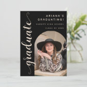 モダンなカリグラフィー ブラック＆タン 卒業パーティー 招待状 (スタンド正面)