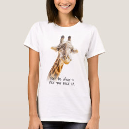 モダンなキリン写真と「首を突き出せ」名言Tシャツ Tシャツ