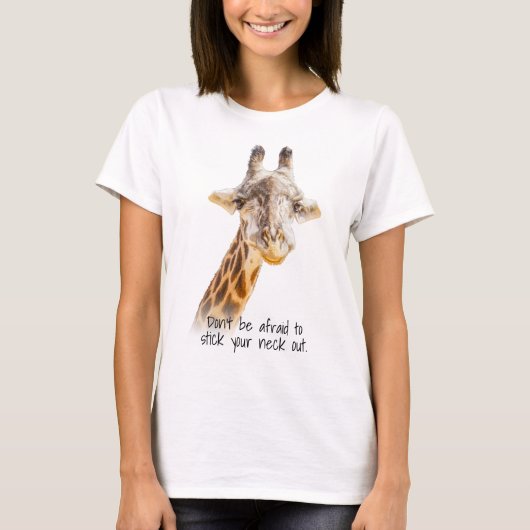 モダンなキリン写真と「首を突き出せ」名言Tシャツ Tシャツ (正面)