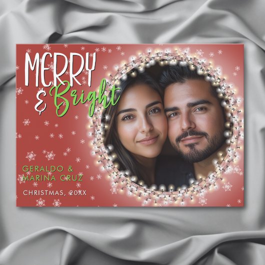 モダンなクリスマスの明るい赤いイルミネーション シーズンカード