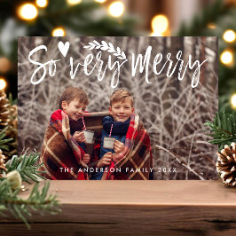 モダンなクリスマスの筆記体ブラシフォントの「So Very Merry」クリスマス写真 シーズンカード