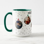 モダンなクリスマスの赤いオーナメント ホリデー フォト マグカップ (左)