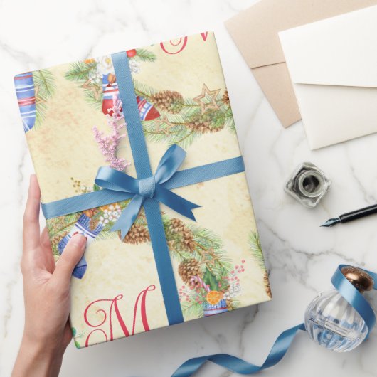 モダンなクリスマスリース 赤と黄色の文字のポップなデザイン ラッピングペーパー (ギフト)