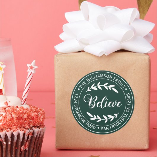 モダンなクリスマス　ビリーブ　返送先　グリーン ラウンドシール (パーティー)