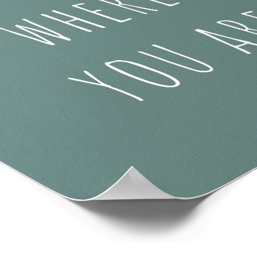 モダンなグリーンで、あなたがいる場所を楽しもう ポジティブな名言 ポスター (角)