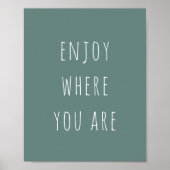 モダンなグリーンで、あなたがいる場所を楽しもう ポジティブな名言 ポスター (正面)