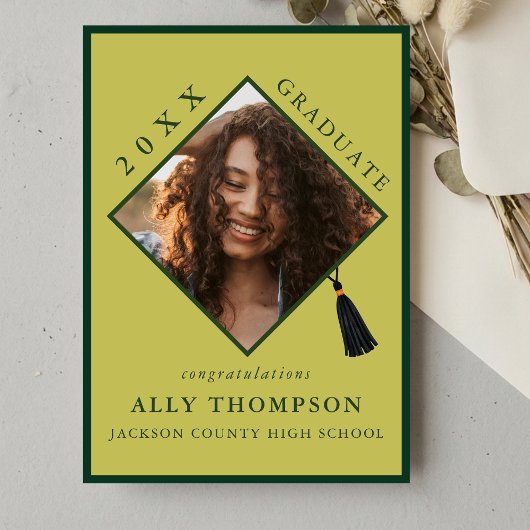 モダンなグリーンの卒業帽の写真発表 招待状