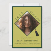 モダンなグリーンの卒業帽の写真発表 招待状 (正面)