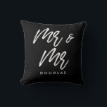 モダンなゲイカップル Mr and Mr クッション<br><div class="desc">Mr and Mr カップルの枕。お二人の名前とお好きな色でカスタマイズできます。</div>