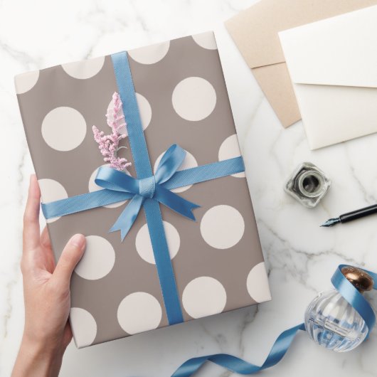 モダンなコニャックとクリームの水玉模様のクリスマス ラッピングペーパー (ギフト)