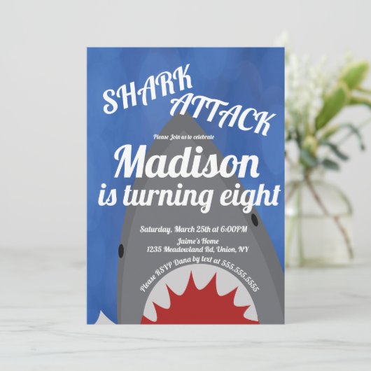 モダンなサメをテーマにした誕生日パーティーの招待状 招待状 (スタンド正面)