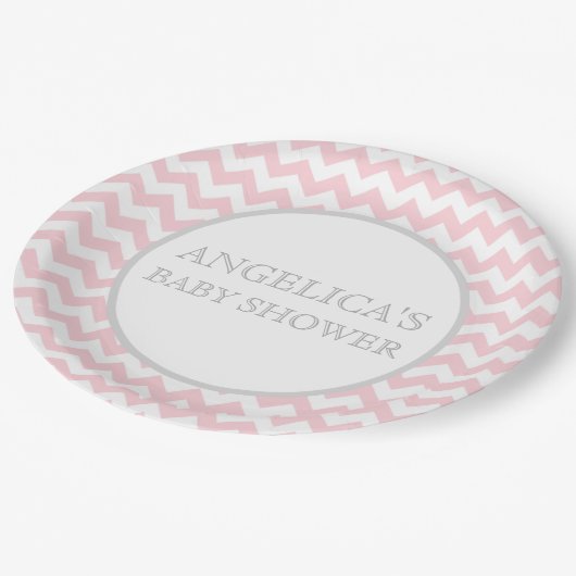 モダンなシェブロンのピンクの灰色/灰色のベビーシャワーの女の子 ペーパープレート (アングル)