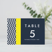 モダンなシェブロンブルー＆イエローのテーブルナンバーカード 招待状 (スタンド正面)