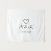 モダンなシルバーハートの結婚式カップル名レター タペストリー (正面(横))