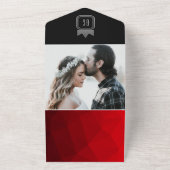 モダンなシルバー レッド ブラック モノグラム ウェディング インビテーション (外側)