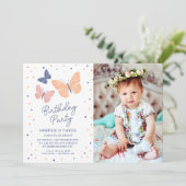 モダンなジェンダーニュートラル フォト バースデー インビテーション (スタンド正面)