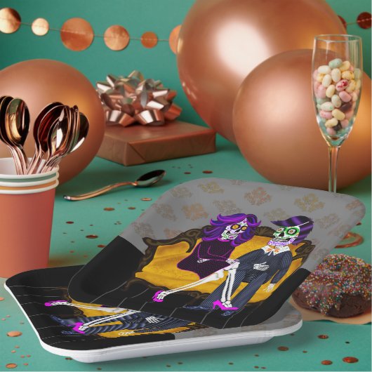 モダンなスカル カップル ヴィンテージ イエローのソファに座って ペーパープレート (複数)