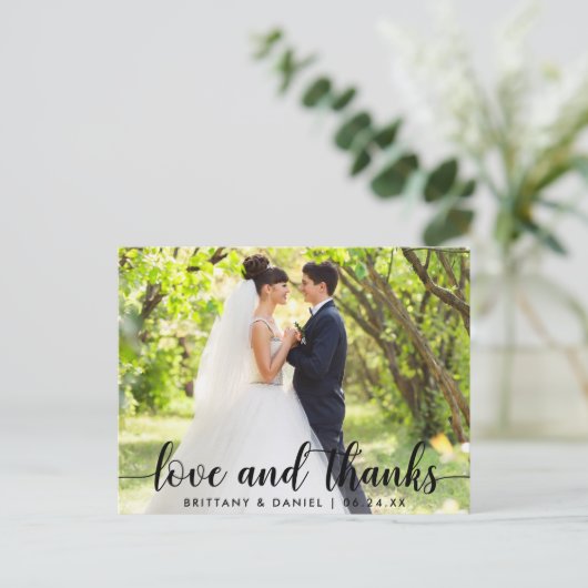 モダンなスクリプトで愛と感謝を込めたカップルのウェディング ポストカード (スタンド正面)