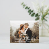モダンなスクリプトで愛と感謝を込めた結婚式の写真 ポストカード (スタンド正面)