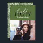 モダンなスクリプトと幾何学的な40歳の誕生日写真<br><div class="desc">モダンなスクリプトと幾何学的な40歳の誕生日写真の招待状。幾何学的な背景のパターン。色を変更できます。スタイリッシュでモダンなトレンディなデザイン</div>