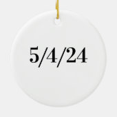 モダンなスクリプトのダイヤモンド ウェディング デートの花嫁 セラミックオーナメント (裏面)