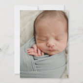 モダンなスクリプトスタイルのセージグリーンのベイビー写真洗礼 招待状 (裏面)