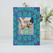 モダンなスタイリッシュなクジャクの羽の模様 青 招待状 (スタンド正面)