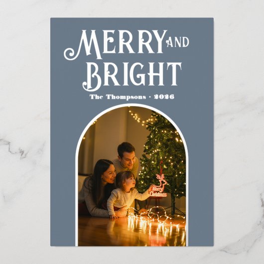 モダンなスレートグレー＆シルバーのクリスマスフォト 箔シーズンカード (正面)