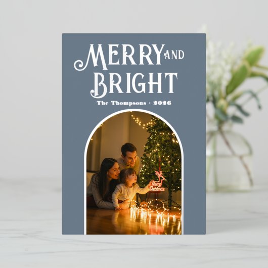 モダンなスレートグレー＆シルバーのクリスマスフォト 箔シーズンカード (立ち正面)