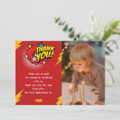 モダンなスーパーヒーローの少年写真の誕生日 サンキューカード (スタンド正面)