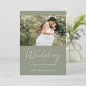 モダンなセージグリーンのシックなフォトウェディング 招待状 (スタンド正面)