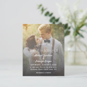 モダンなタイポグラフィのくすんだ写真の結婚式招待状 (スタンド正面)
