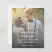 モダンなタイポグラフィのくすんだ写真の結婚式招待状 (正面)