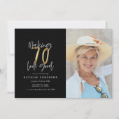 モダンなタイポグラフィーのゴールド写真誕生日招待状 (正面)