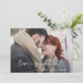 モダンなタイポグラフィーの結婚式延期お知らせ セーブザデート (スタンド正面)