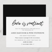 モダンなタイポグラフィー 愛は忍耐の結婚カード 招待状 (正面/裏面)