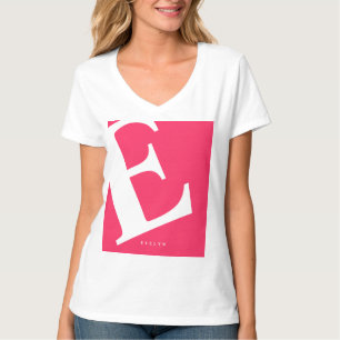 モダンなタイポグラフィ 大文字イニシャル ピンク Tシャツ