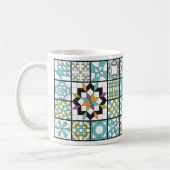 モダンなターコイズのサンプラーのキルトのコーヒー・マグ コーヒーマグカップ (左)