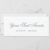 モダンなダスティーブルーのスクリプトカード 席次表ヘッダー 招待状 (正面)