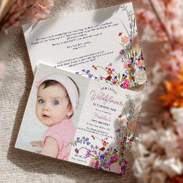 モダンなチックなワイルドフラワーのスクリプト写真 1歳の誕生日 招待状