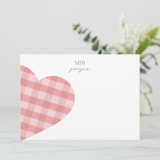 モダンなチャイク パステル ブラッシュ ピンク ギンガム チェック 招待状 (スタンド正面)