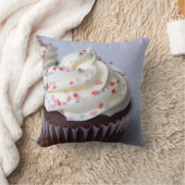 モダンなチョコレートカップケーキのバニラは振りかけ、 クッション (ブランケット)