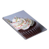 モダンなチョコレートカップケーキはつや消しを振りかけます ノートブック (右側)